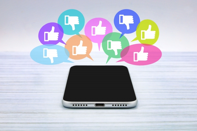 吹き出しが出ているスマホ