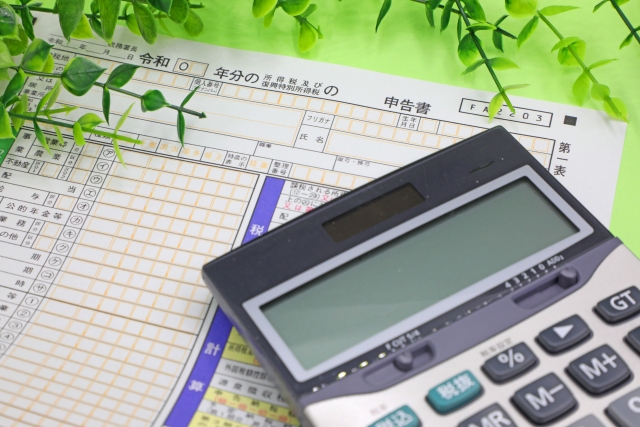 確定申告書と電卓