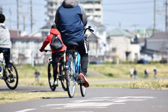 河川敷のサイクリングコース