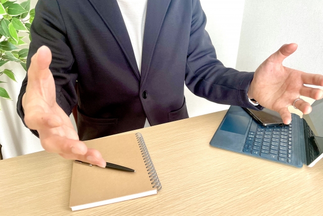 両手を広げいているビジネスマン