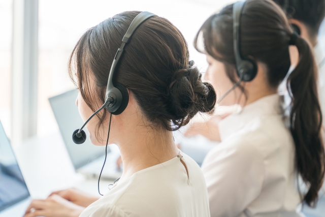 コールセンターの女性オペレーター