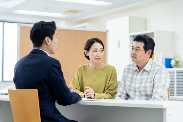 男性スタッフへ相談する中年夫婦