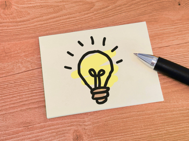 電球のイラストが描かれた紙