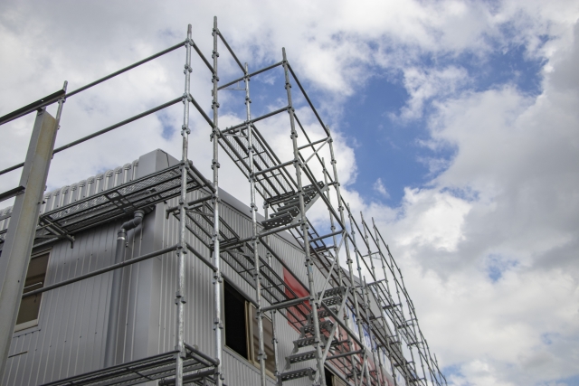 足場が組まれたアパート