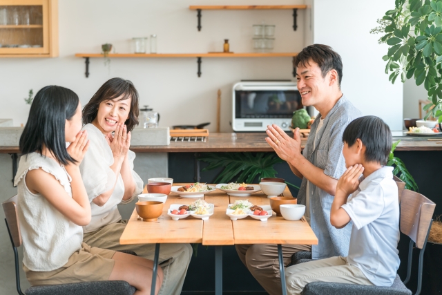 ダイニングキッチンで食事をする4人家族