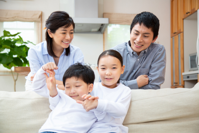 4人家族の集合写真