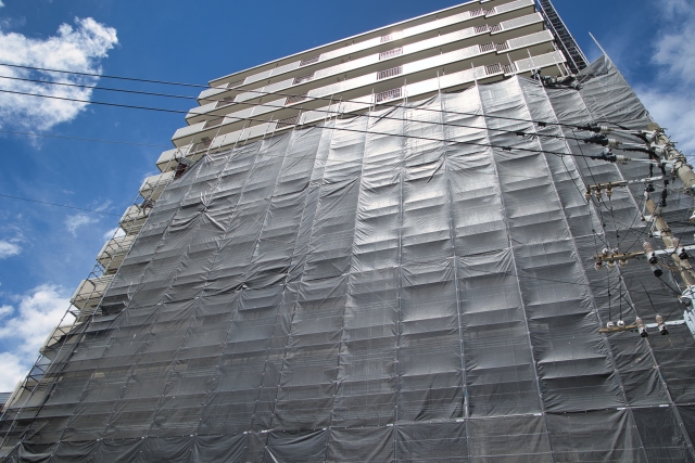 足場で囲まれたマンションの外観