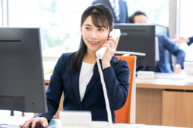 電話対応をしている女性