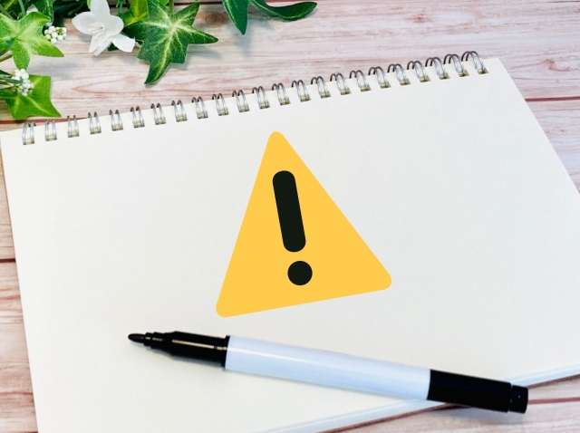 エクスクラメーションマークが描かれたノート