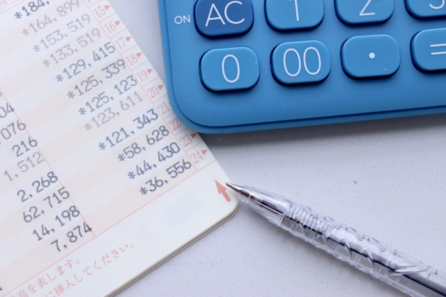 通帳と電卓