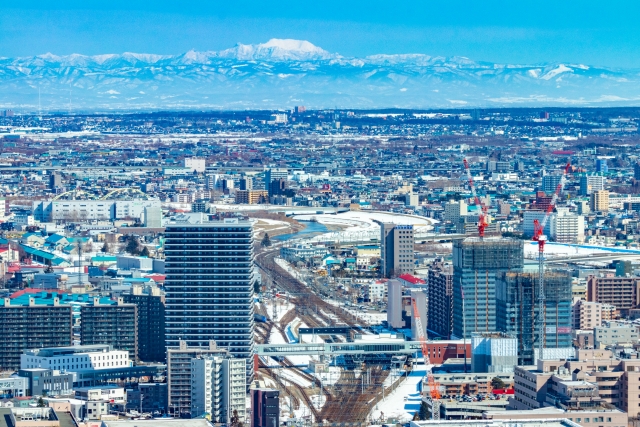 売却前に賃貸経営についても検討しよう


投資用物件の売却を考える際、多くの方は「今すぐ売るべきか」と価格や相場ばかりに目が向きがちです。すぐに売却して現金化するのも一つの方法ですが、賃貸に出して家賃収入を得るという選択肢もあります。
◇初期費用を抑えて賃貸経営を開始できる
通常、賃貸経営を始める場合、新築物件の購入や大規模なリフォームなど、まとまった初期費用が必要になることが多く、資金面でのハードルが高くなりがちです。しかし、すでに所有している空き家を活用すると、必要最低限のリフォームや修繕を行うだけで、比較的少ない初期投資で賃貸経営を開始することが可能です。
たとえば、壁紙の張り替えや設備の簡単な補修、清掃などで居住環境を整えれば、すぐに入居募集を始めることができます。既存物件を利用することで、新築購入に比べて初期費用を大幅に抑えつつ、家賃収入を得ることができるため、資金に余裕がない場合やリスクを最小限に抑えたい場合にも適しています。
このように、元々所有している物件を活用した賃貸経営は、手軽に始められる資産運用の一つとして注目されています。

◇安定した家賃収入が得られる
空き家を売却すると、一度きりの売却益を得るだけでその後の収入はありません。しかし、同じ空き家を賃貸物件として活用すれば、賃貸経営を続ける限り、毎月安定した家賃収入を得ることが可能です。
家賃収入はローン返済や税金の支払い、生活費の補填など、さまざまな用途に活用できるため、長期的な資産運用の手段としても有効です。また、入居者が長期で安定して住む場合は、収入も安定しやすく、将来的に物件を売却する際にも、賃貸実績があることで価値を評価されやすくなります。
このように、空き家を賃貸物件として運用することで、一度きりの利益にとどまらず、継続的な収入源として資産を活用できる点が大きなメリットです。

◇維持管理費を経費として処理できる
空き家を単に保有しているだけの場合、維持管理にかかる費用は基本的に経費として計上できません。しかし、その空き家を賃貸住宅として運用すると、状況は大きく変わります。建物の修繕費や修繕に必要な器具・部材の購入費、さらに物件管理のための交通費など、賃貸経営に伴って発生する費用は必要経費として所得から控除することが可能です。
また、固定資産税や都市計画税も、賃貸経営に関連する費用として経費計上できるため、税負担の軽減につながります。これは、賃貸経営が事業として認められるためであり、自己使用や未使用の状態とは異なり、収益を生む活動に必要な費用として扱われるためです。

◇住居を資産として保有し続けられる
空き家を賃貸物件として活用することで、所有権を失うことなく資産として保有し続けられます。たとえば、現在は住む予定がなくても、将来的に定年後などに移り住む計画がある場合、一時的に賃貸に出すことで家賃収入を得ながら建物を有効活用できます。この家賃収入は、修繕費や維持管理費などの経費に充てることができ、資産の維持にかかる負担を軽減する効果もあります。
また、賃貸経営を続けることで物件の管理状態を保ちつつ、将来的に売却するという選択肢も残せるため、資産としての価値を損なわずに運用することが可能です。このように、賃貸活用は短期的な収益だけでなく、長期的な資産保全と運用を両立できるメリットがあります。
賃貸管理には理解しておきたい注意点もある




賃貸物件として運用する際には、多くのメリットがある一方で、賃貸管理に関する注意点も把握しておくことが重要です。
安心して賃貸経営を進めるためには、管理上のポイントやリスクをあらかじめ理解しておきましょう。
◇経営開始時にリフォームをする必要がある場合も
空き家を賃貸物件として活用する場合、売却とは異なり所有者自身がリフォーム費用を負担する必要があります。リフォームの範囲や内容は、入居者を確保する上で重要なポイントとなるため、費用対効果を考慮して計画することが大切です。
効率的に進めるには、賃貸仲介の実績がある不動産会社に相談するのがよいでしょう。地域の市場や入居希望者のニーズに精通した会社であれば、必要最低限で入居を見込めるリフォーム内容を提案してもらえるため、過剰な費用を避けつつ空き家を早期に賃貸化できます。

◇定期的に修繕費用が発生する
新築物件とは異なり、築年数が経過している建物では修繕費が早期に発生する可能性があります。特に、フルリフォームを行わない場合、経営開始直後から設備や建物の補修が必要になることもあり、修繕を怠ると入居者からのクレームや家賃の下落、建物の劣化が早まるなどのリスクが伴います。
そのため、老朽化が進んだ空き家をそのまま賃貸経営に活用することは避けるべきです。安定した賃貸収入を得るには、事前に必要な修繕や改修を計画的に行い、建物の状態を整えておくことが重要です。また、適切なメンテナンスを行うことで、入居者の満足度を高め、長期的な収益確保にもつながります。

◇所有する物件を他人に貸すため自分で使えなくなる
入居者は借地借家法によって保護されるため、一度入居すると正当な理由がない限り退去を求めることはできません。そのため、賃貸経営を始めた後は、オーナー側の都合だけで自由に経営を終了することが難しくなります。退去を希望する場合は、入居者の自然退去を待つか、立退料を支払って交渉する必要があります。
こうしたリスクを避けるためには、入居時に定期借家契約を締結する方法が有効です。定期借家契約であれば契約期間をあらかじめ設定でき、更新がないため退去日を確定させることが可能です。これにより、将来的に物件を売却したい場合や、オーナーの事情に応じて計画的に賃貸経営を終了できるため、柔軟かつ安心して空き家を活用することができます。

◇売却時に得られる税制優遇が得られなくなる
相続した実家や以前住んでいたマイホームを売却する際には、譲渡税の控除特例が適用され、税負担を大幅に軽減できます。しかし、この特例は「事業の用としていないこと」が条件となっており、一度でも賃貸として活用すると特例の適用対象から外れてしまいます。
譲渡税は売却益に対して課税され、所有期間が5年未満の場合は約40％、5年以上で約20％と高率になるため、特例の恩恵は大きく、税負担の差は無視できません。たとえ1～2年だけ試しに賃貸経営を行い、その後売却する場合でも、知らずに譲渡税の控除を失い、利益を損なうリスクがあるため、事前に税務面での影響を十分確認することが重要です。


賃貸管理を成功させるためのポイントとは


賃貸物件を安定的に運営するためには、ただ入居者を募集するだけではなく、物件の維持管理や収益計画、管理会社の選定などのポイントを押さえることが重要です。
◇賃貸物件への需要を確認しておく
賃貸管理を成功させるためには、まず物件のあるエリアに十分な賃貸需要があるかを確認してください。いくら間取りや設備が充実していて、価格がお買い得であっても、入居希望者が少ない地域では空室が続き、家賃収入が安定せず赤字経営に陥る可能性があります。
賃貸需要を見極めるためには、周辺の人口動態、単身者やファミリー層の数、近隣の大学や企業の立地、駅や商業施設へのアクセス状況などを調査しましょう。また、過去の賃貸成約事例や同規模・同条件の物件の家賃相場を把握しておくことも効果的です。こうした情報を事前に整理することで、入居者が集まりやすい物件かどうかを判断でき、安定した賃貸経営を実現します。

◇物件の状態を確認し必要に応じてリフォームを検討
リフォームにより外観や内装、設備が新しくなれば、物件の価値向上や入居者の決まりやすさ、家賃アップにつながる可能性があります。特に水回りの故障や屋根・床の破損など物件の状態が悪い場合、競合物件との差別化を図りたい場合、また長期的に賃貸経営を行うために物件寿命を延ばしたい場合にはリフォームが有効です。
ただし、独断で施工するのではなく、まず賃貸管理会社に相談することが重要です。リフォーム費用と期待できる賃貸収入を比較し、収益性を確保できるかを判断する必要があります。また、賃貸管理会社は地域の特性や賃貸需要を把握しているため、必要最小限で効果的なリフォーム内容を提案してもらえます。場合によっては、リフォームが不要なケースもあるため、自宅用の感覚ではなく、賃貸前提で判断することがポイントです。

◇空室を想定したシミュレーションを十分に実施する
賃貸経営を行う上では、空室が発生することを前提に収支シミュレーションを行うことが不可欠です。空室率とは、物件全体の部屋数に対して入居者がいない部屋の割合を示し、一般的には5～10％が適正とされています。
理論上、入居者が常に満室であることはあり得ないため、空室率0％で収支を試算するのは非常にリスクが高く、現実的ではありません。空室率を考慮したシミュレーションを十分に行い、ローン返済や修繕費、管理費をカバーできるかどうか確認することが重要です。

◇賃貸管理会社の選定を慎重にする
賃貸経営を円滑に進めるためには、賃貸管理会社の選定が非常に重要です。管理会社によって入居者募集力やトラブル対応力、オーナーへの報告体制に差があるため、物件の地域に強く、実績のある会社を選ぶことが成功の鍵となります。
また、手数料や管理費用が適正かどうかも慎重に確認する必要があります。特に、入居率や契約更新率、過去のトラブル対応事例などをチェックし、オーナーとして安心して任せられるかを判断することが大切です。さらに、担当者の対応やコミュニケーションのスムーズさも重要なポイントです。これらを総合的に検討することで、空室リスクを最小限に抑え、安定した賃貸経営を実現できる管理会社を選ぶことができます。
賃貸管理会社は単に業務を代行するだけでなく、収益の安定や入居者満足度にも直結するため、慎重に選ぶことが成功への第一歩となります。
