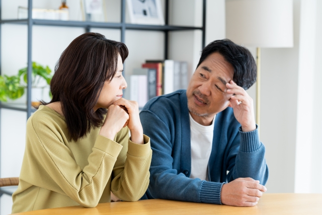 悩む夫婦